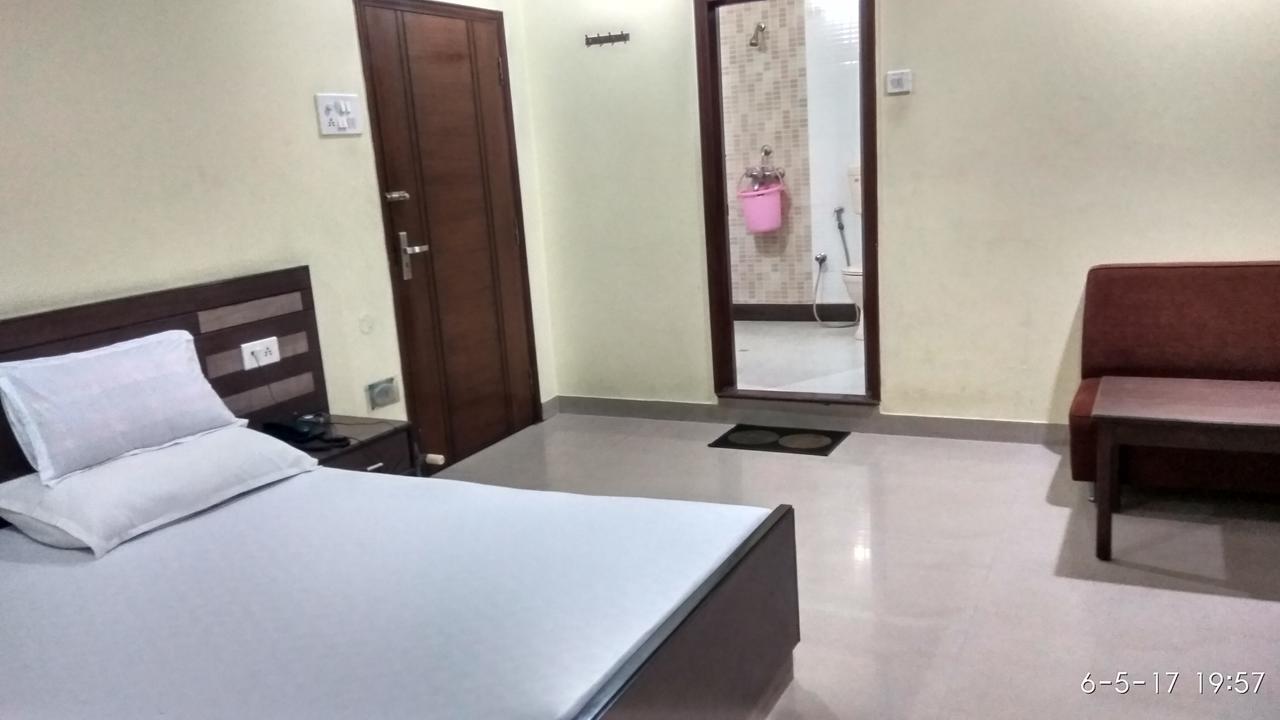 Hotel Varsa Dibrugarh Exterior foto